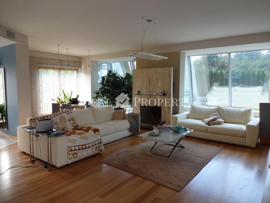 Māja ar peldbaseinu Babītē