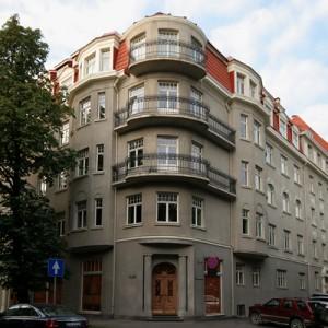 For sale is offered a spacious 4 bedroom tree-level penthouse  in the center of Riga.