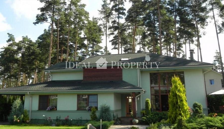 Izīrē siltu, gaišu māju ar iekoptu, skaistu dārzu, blakus ezeram un upei. 