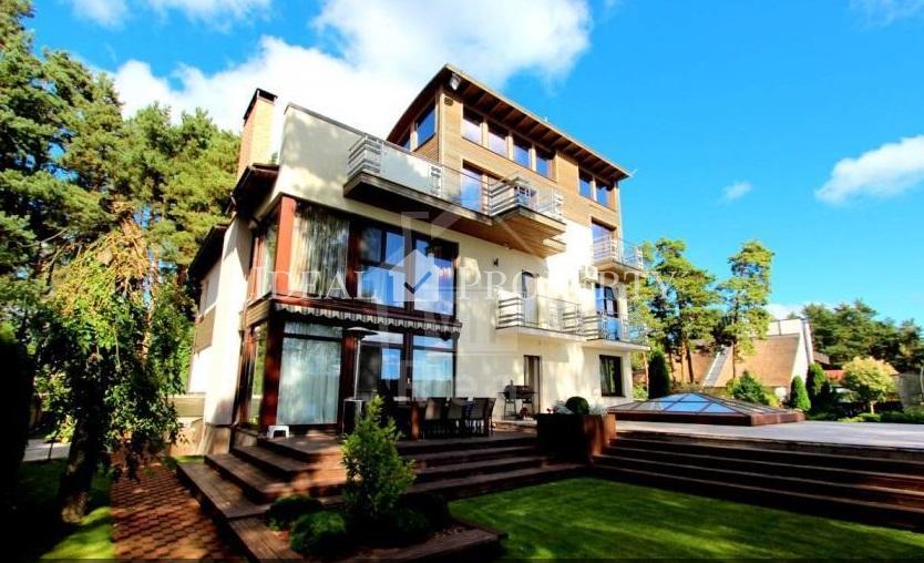 We offer to buy spacious private house in Jurmala, on Piekrastes street,located on the bank of river Lielupe . We offer to buy spacious private house in Jurmala, on Piekrastes street,located on the bank of river Lielupe .