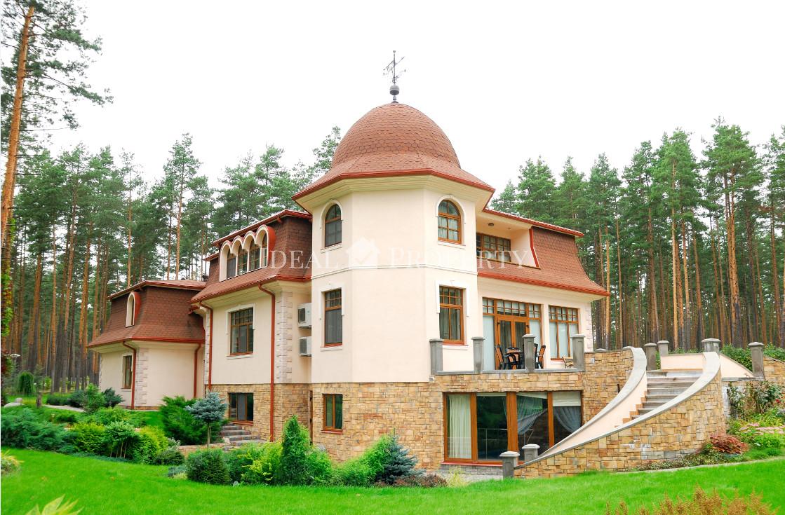 Luxurious villa by the lake in Baltezers.