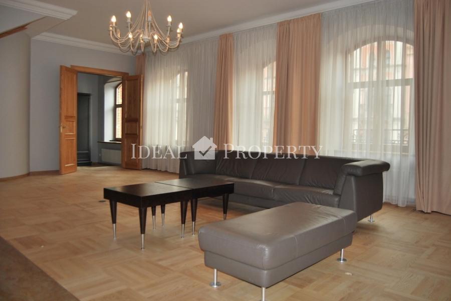 It is offered for rent duplex apartment with 6 rooms in the center.