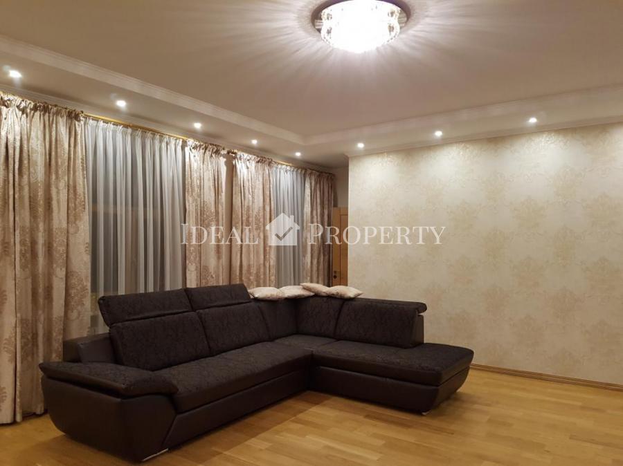 For sale an exclusive 4-rooms apartment in the quiet Center, opposite Kronvalda Park, in the embassy district.