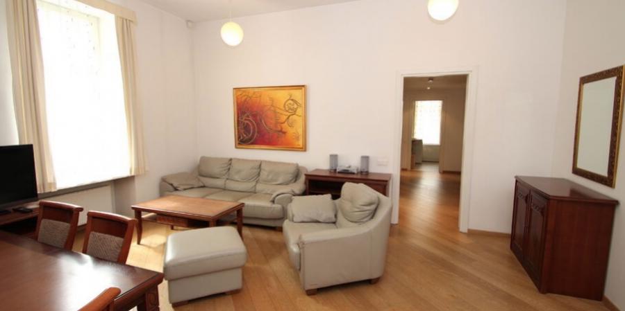 For rent comfortable 3 rooms apartment in the city center .