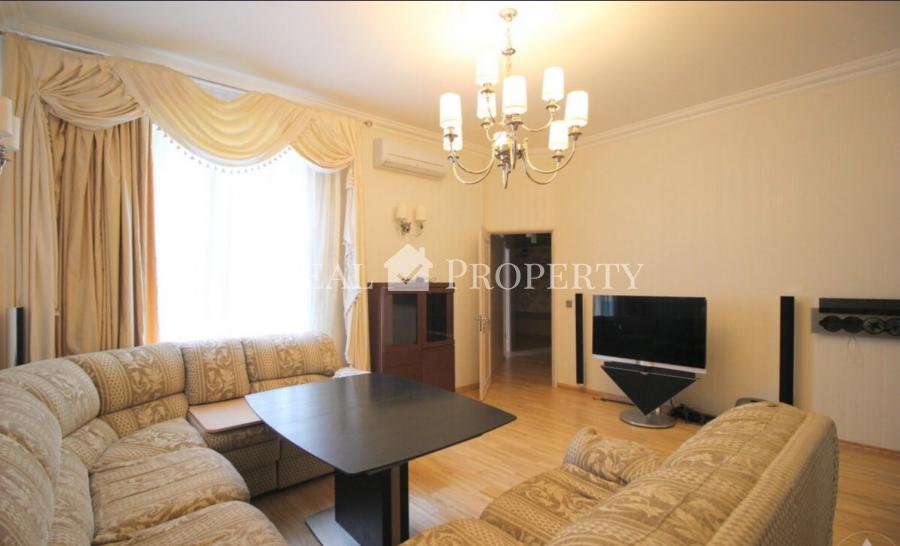 For rent is offered a spacious 6-room apartment in the center of Riga, at  Vilandes Street. 