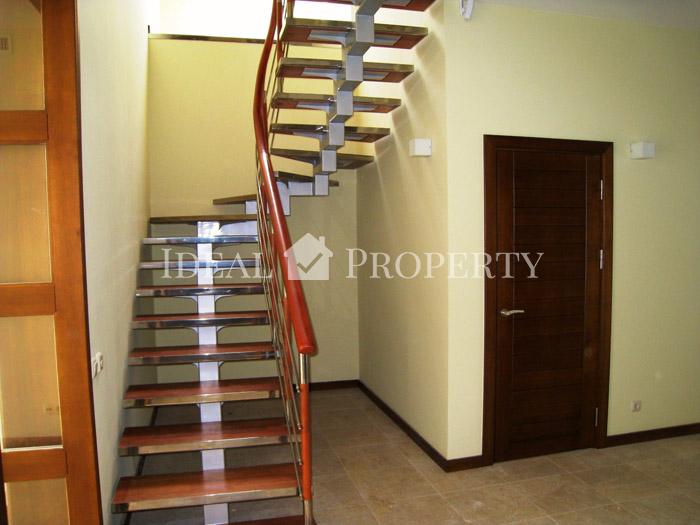 Privātmāja ar laivu piestātni Lielupes krastā.