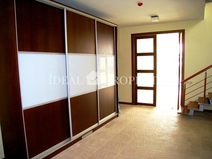 Privātmāja ar laivu piestātni Lielupes krastā.