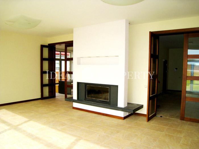 Privātmāja ar laivu piestātni Lielupes krastā.