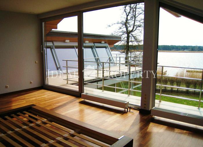 Privātmāja ar laivu piestātni Lielupes krastā.