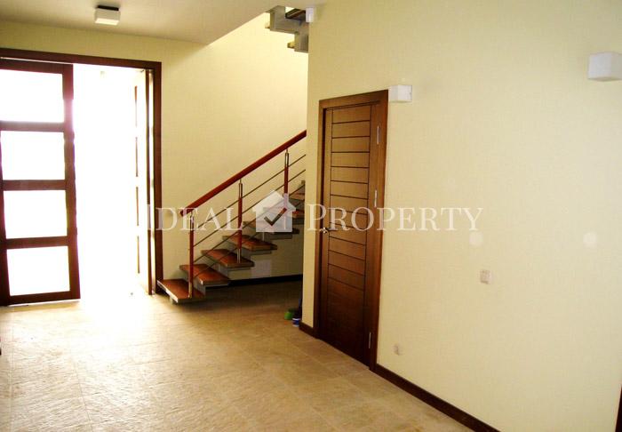 Privātmāja ar laivu piestātni Lielupes krastā.