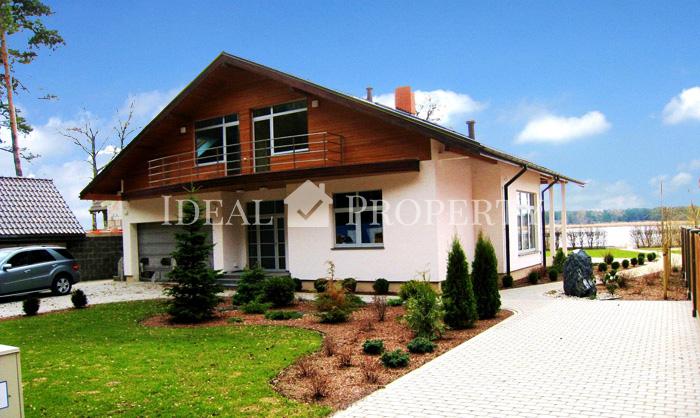 Privātmāja ar laivu piestātni Lielupes krastā.