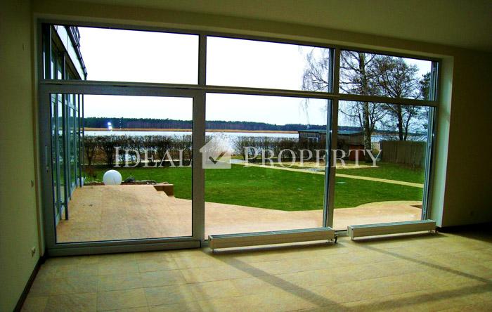 Privātmāja ar laivu piestātni Lielupes krastā.