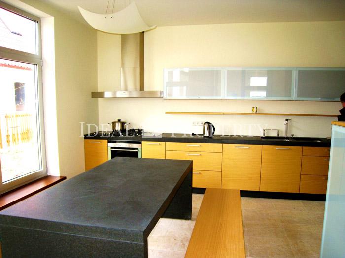 Privātmāja ar laivu piestātni Lielupes krastā.