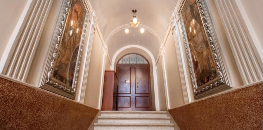 Sell ​​high-end large apartment in the center of Riga.