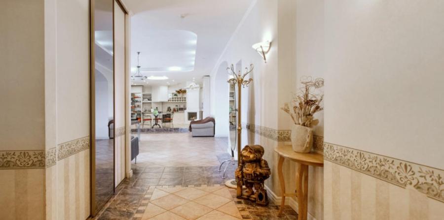 Sell ​​high-end large apartment in the center of Riga.