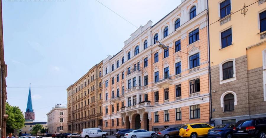 Sell ​​high-end large apartment in the center of Riga.