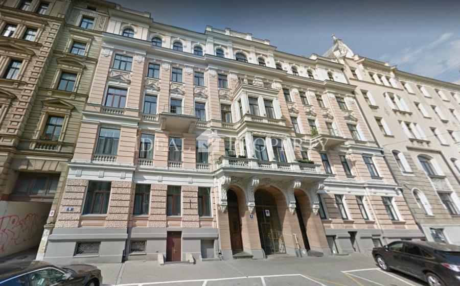 Sell ​​high-end large apartment in the center of Riga.