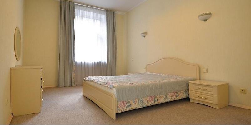 Квартира полностью меблирована и оснащена бытовой техникой.