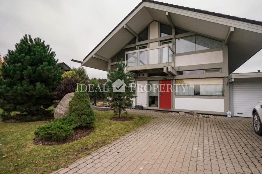 Мы предлагаем современный, полностью меблированный частный дом в благоустроенной Салиене.