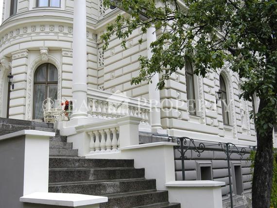 Гостиница у живописного Верманского парка. 