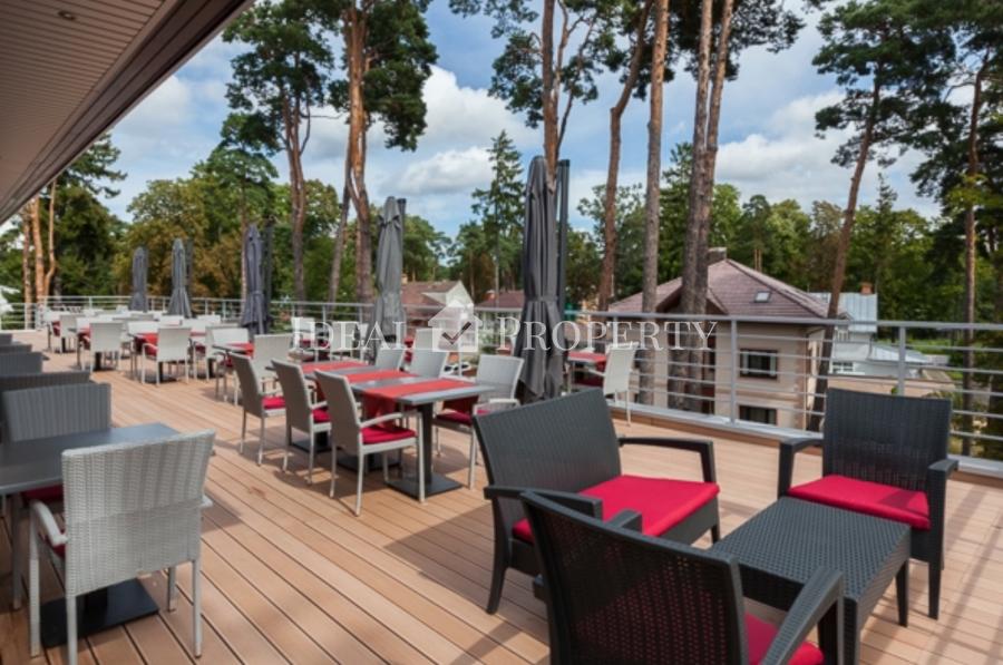 Pārdod jaunu viesnīcu Jūrmalā.