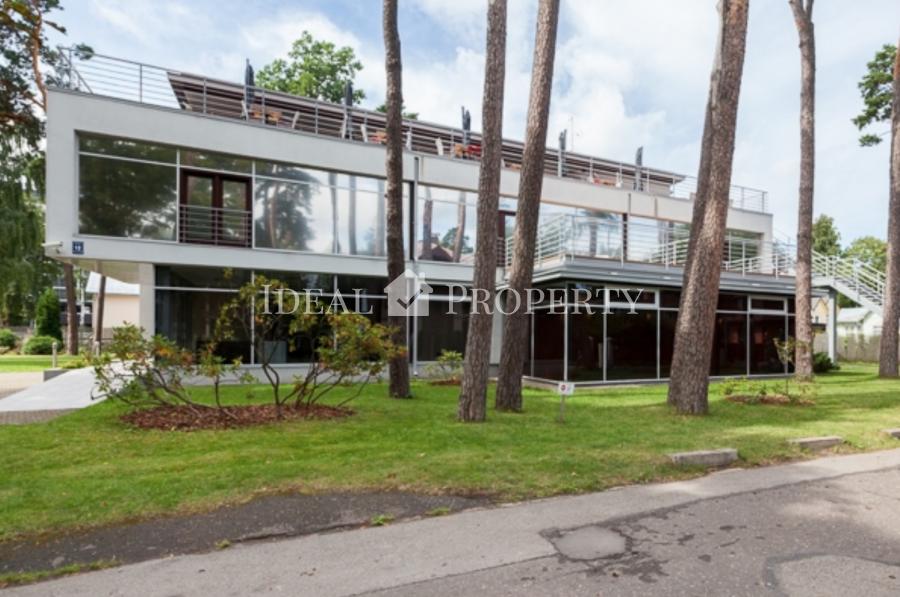 Pārdod jaunu viesnīcu Jūrmalā.