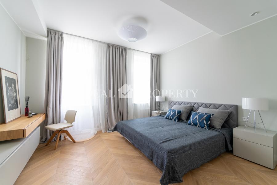 We offer to purchase a spacious and sophisticated 3 rooms apartment at Elizabetes street.