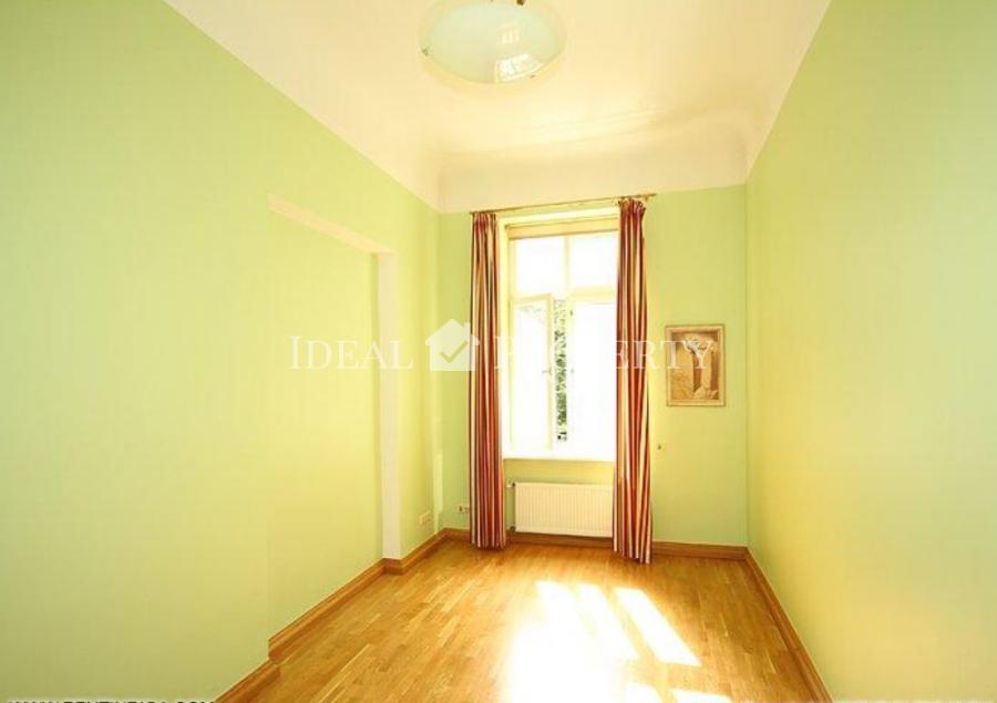 For sale 3-room apartment in a renovated building in the quiet center. 