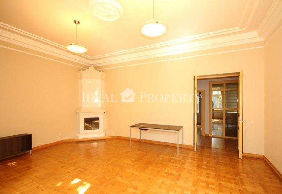 For sale 3-room apartment in a renovated building in the quiet center. 