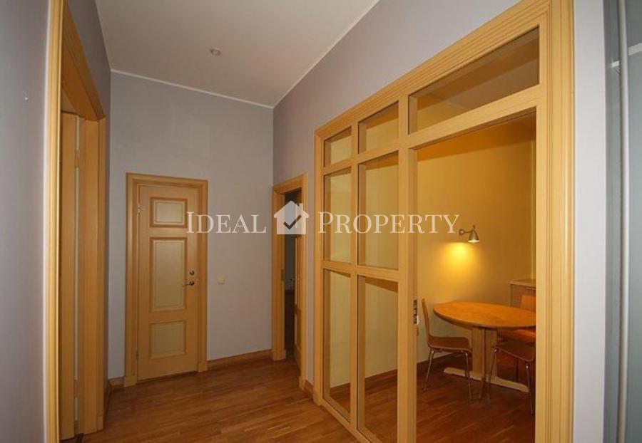 For sale 3-room apartment in a renovated building in the quiet center. 