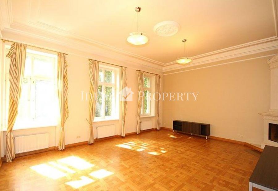 For sale 3-room apartment in a renovated building in the quiet center. 