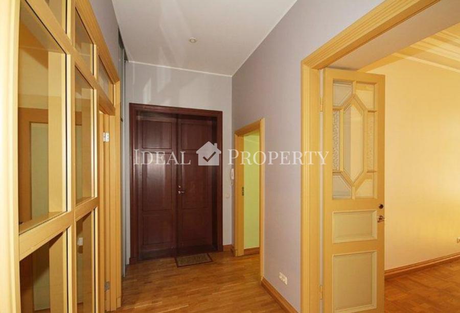 For sale 3-room apartment in a renovated building in the quiet center. 