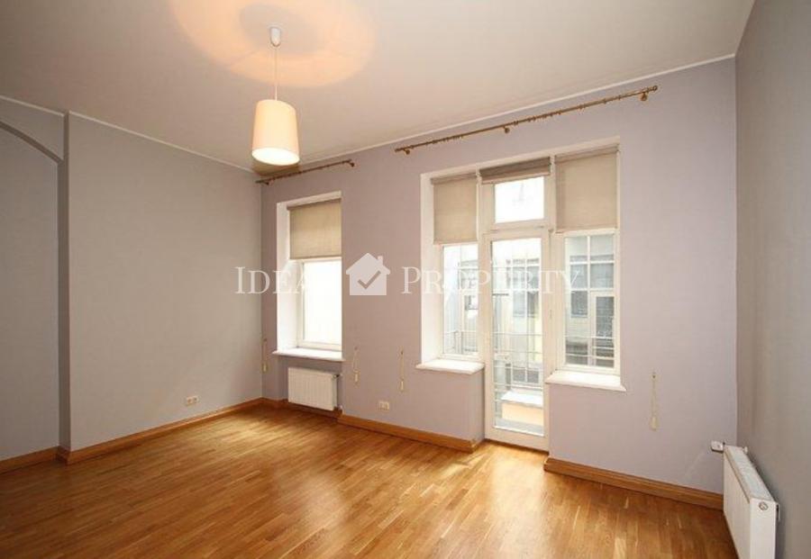 For sale 3-room apartment in a renovated building in the quiet center. 