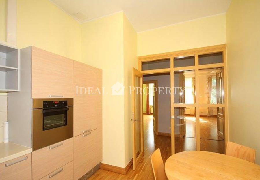 For sale 3-room apartment in a renovated building in the quiet center. 