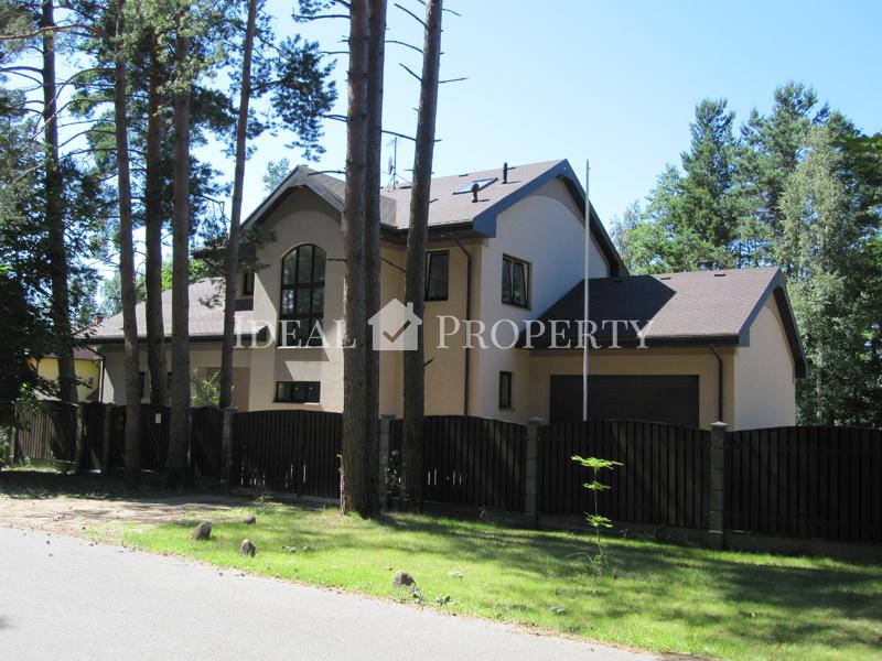 Pārdod māju  Baltezera krastā. 