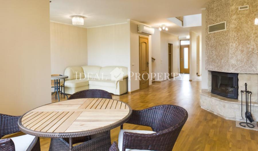 Īrei tiek piedāvāta gaiša un komfortabla, premium rindu māja.