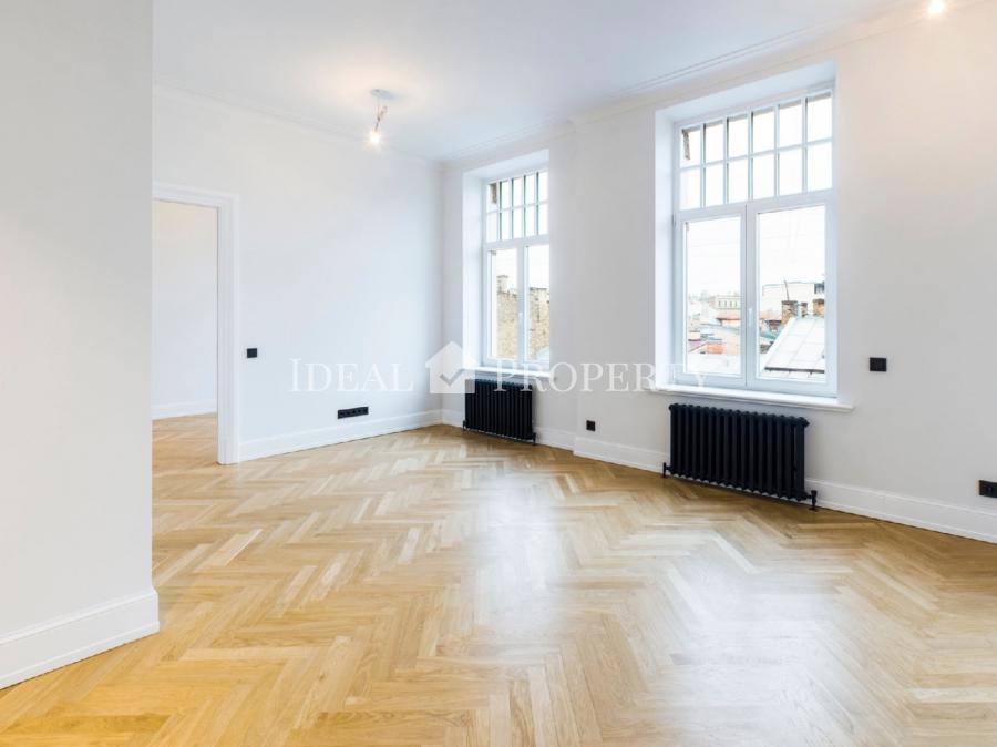 We offer for sale a new apartment in a renovated building in the city center.