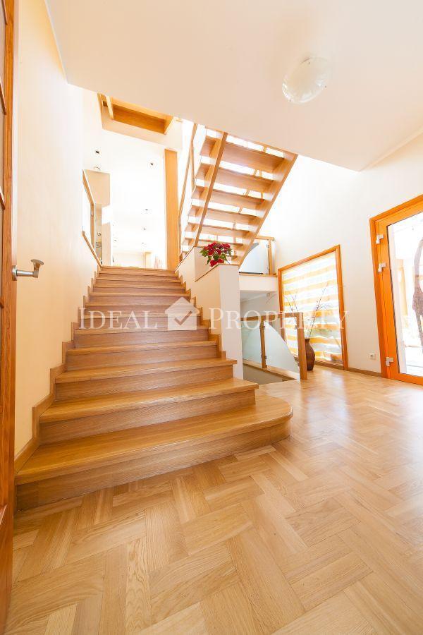 You have a chance to buy an elegant and fully equipped private house in Mežapark.