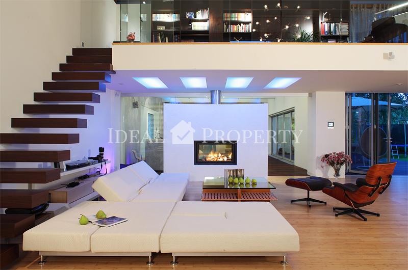 На одной из тихих улочек Риги, района Марупе – на улице Даугулю – располагается современная вилла