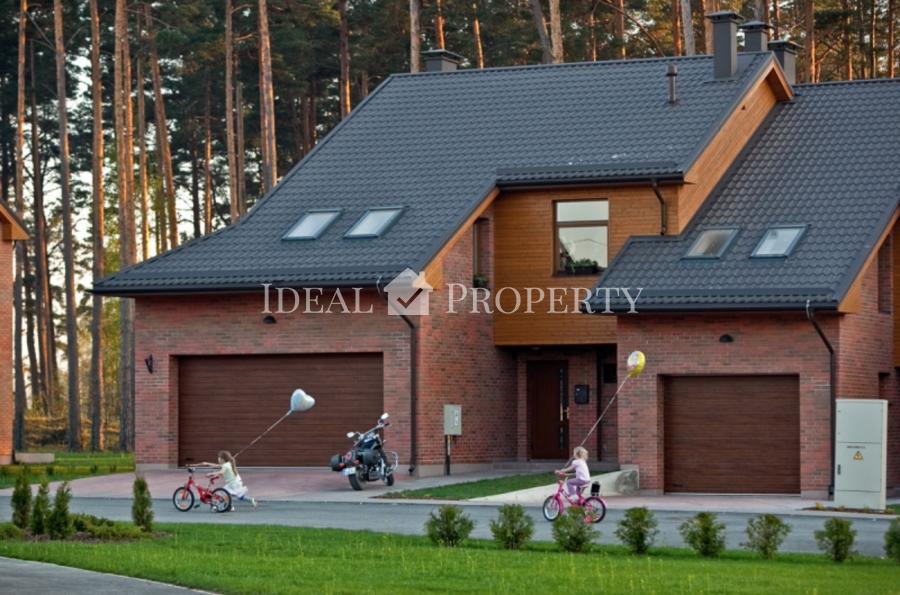 На продажу дом близнец в поселке Апоги. 