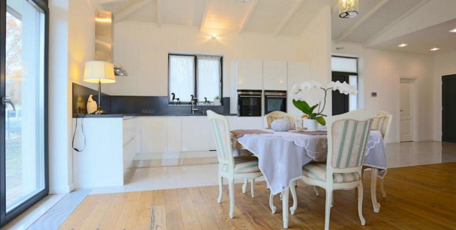 Дом со скромным фронтальным видом, расположенный на тихой улице частных домов в окрестности леса. 