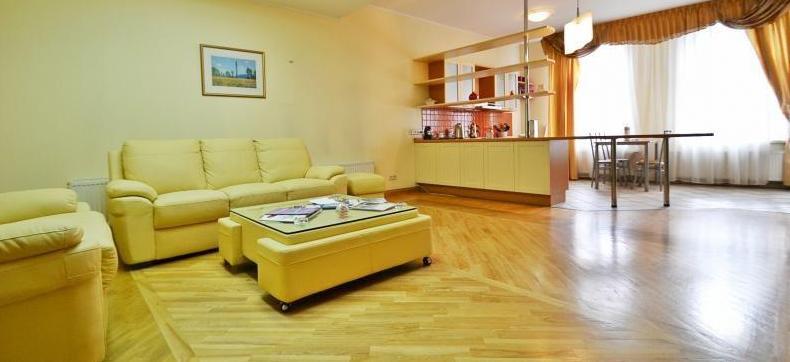 Pārdod gaišu un plašu dzīvokli fasādes mājā Vecrīgā 