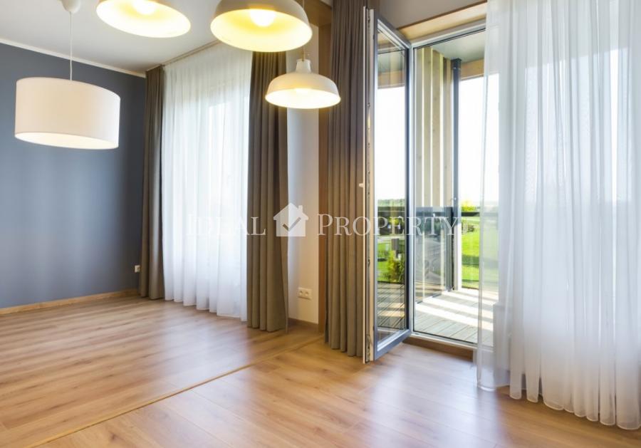 Сдается просторная трехкомнатная квартира, с функциональной планировкой.