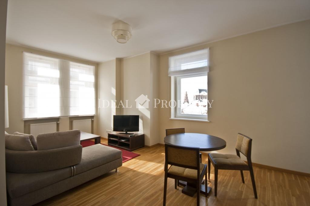 Bright apartment with a  balcony with overlooking the Old City.