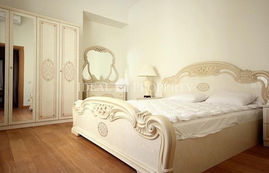 Spacious apartment in a prestigious building in the Old Town.