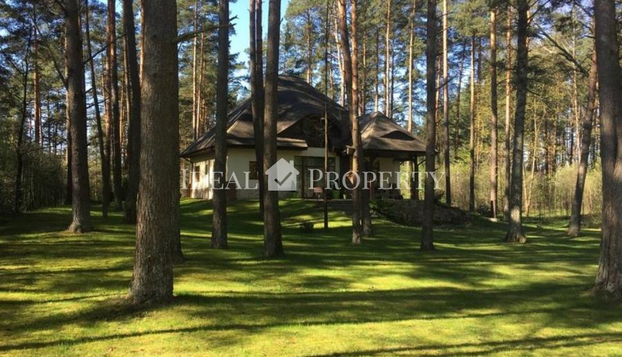 Mēs piedāvājam privātu māju ar skaistu teritoriju Bergos.