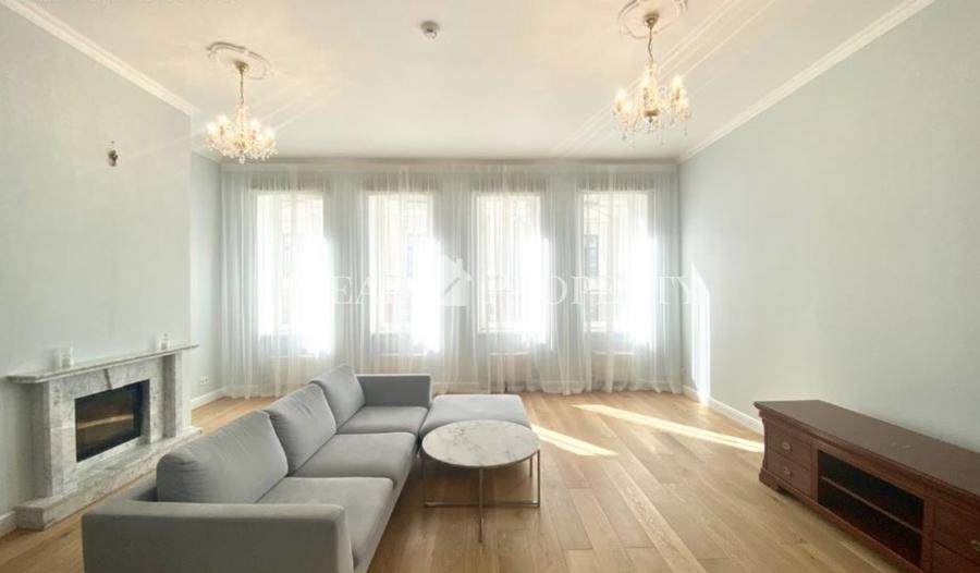  Exclusive apartment in prestigious quiet centre of Riga.