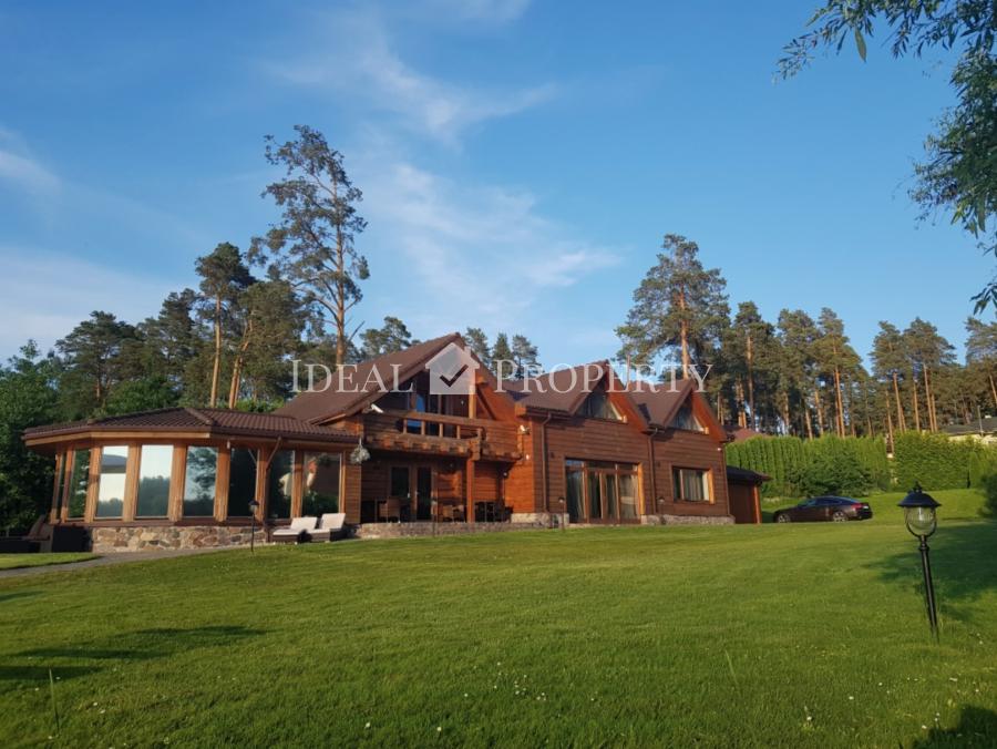For sale a beautiful and cozy house on the lake in an elite village. 