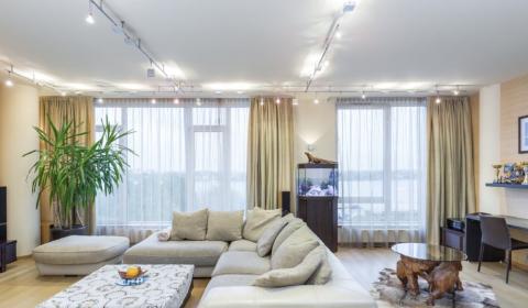 A superior 2-bedroom apartment  is situated in the cozy quiet part of Quite Center.