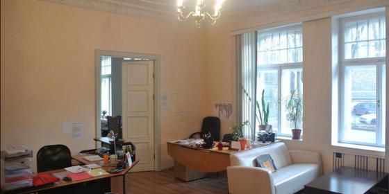 Pārdod plašu un gaišu dzīvokli renovētā pagalma mājā Ipašuma. Rīga. Jūrmala. Latvija.